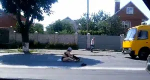 Вінничанка загорала посеред дороги і кидала в автомобілі одягом (Відео)