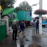 На перехресті Немирівське шосе – Іванова вантажівка знесла паркан