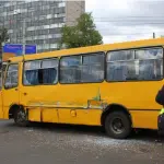 Аварія на площі Перемоги: у автобуса – потрощений бік, трамваю “відбило” бампер