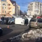 Потрійна ДТП у Вінниці: через перекинутий автомобіль копи власноруч регулювали рух