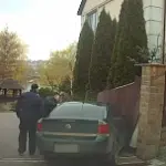 Нетверезий водій, втікаючи від патрульних, в’їхав у паркан будинку (Відео)