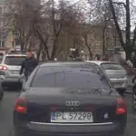 У Вінниці водій лопатою відбив дзеркала чужому авто та ледь не наїхав на його власника (Відео)