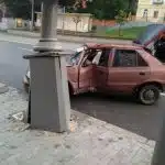 На Соборній автомобіль влетів у електроопору (Відео)