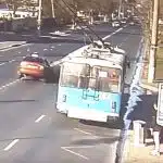 На Київській зіткнулись два авто. Водія одного із них забрала «швидка» (Фото+Відео)