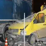 Автотроща у Вінниці: пасажирський мікроавтобус влетів у припарковану фуру (Відео)