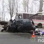 Біля Вінниці легковик в’їхав у автобус. Постраждала 3-річна дитина