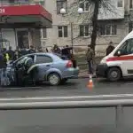 У Вінниці легкових в’їхав у тролейбус на зупинці