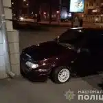 У Вінниці п’яний водій «врізався» у будинок, ледь не збивши пішоходів (Фото)