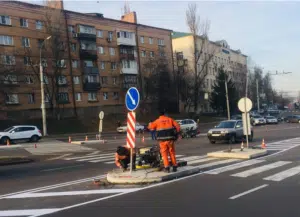 На переході біля «Кумбар» у Вінниці, де часто аварії, ставлять «острівці безпеки»