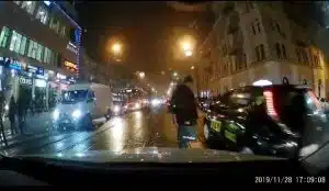 Еко-таксі, це принципова позиція вашої служби грубо порушувати правила дорожнього руху? (Фото)