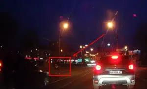 У Вінниці жінка ледь не потрапила під колеса (Відео)
