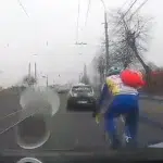 Видео ДТП с “непонятным” велосипедистом