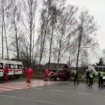 Біля Вінниці легковик з’їхав з траси, вдарився у стовп і спинився перед пам’ятником