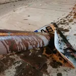 В центрі Вінниці водій збив туристичний вказівник і втік. Але залишився номерний знак