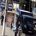 Mercedes в’їхав у зупинку громадського транспорту (Відео)