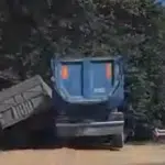 Неподалік Вінниці зіштовхнулися дві вантажівки. Водія КамАЗу затисло у кабіні, він у лікарні (Відео)
