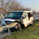Під Вінницею Opel Vivaro наїхав на відбійник. Водій та двоє пасажирів у лікарні