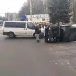 З’явився запис ДТП на Келецькій, де позашляховик перекинувся на бік (Відео)