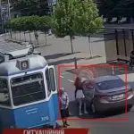 Водій легковика проїхав по нозі дівчині, яка вийшла з трамвая на зупинці