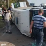 На Барському шосе у Вінниці перекинувся бус із пасажирами. Є постраждалі